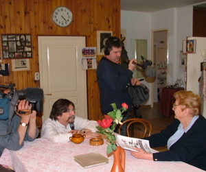 France 3  Aquitaine  L'équipe de France 3 Aquitaine conduite par Jean-François Meekel sur les traces d'Ancrage en Lot-et-Garonne. Ici en compagnie de Damira Titonel Asperti, grande figure de la résistance et fille d'immigrés italiens. Et à Sainte Livrade-sur-Lot sur les pas de Marianca et Guillaume Vlemmings venus de Hollande à la fin de leurs études, dans les années 70, pour lancer une entreprise agricole devenue prospère.