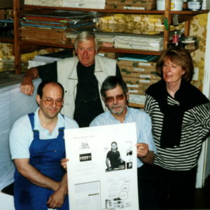 Numéro un  Juin 2002. Le premier numéro d'Ancrage est imprimé sur les presses de nos confrères et amis de La Feuille, l'hebdomadaire satirique  Lot-et-Garonnais. Sur la photo on reconnaît Guy Nanteuil, directeur de la publication qui présente  la première plaque du numéro un de la revue.On reconnaît au second plan Muriel Genet attachée  de publicité l'une des premières compagnes de route d'Ancrage, et son mari.