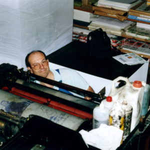 Numéro un  Juin 2002. Le premier numéro d'Ancrage est imprimé sur les presses de nos confrères et amis de La Feuille, l'hebdomadaire satirique  Lot-et-Garonnais. Sur la photo on reconnaît Guy Nanteuil, directeur de la publication qui présente  la première plaque du numéro un de la revue.On reconnaît au second plan Muriel Genet attachée  de publicité l'une des premières compagnes de route d'Ancrage, et son mari.