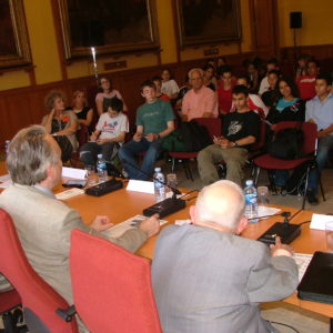 Casseneuil salle des illustres   Les collégiens de Casseneuil, salle des illustres à la la mairie d'Agen à la rencontre des Anciens combattants de la Résistance dont, parmi eux des Républicains espagnols. Une opération de sensibilisation soutenue par Ancrage avec la collaboration de Jean-Pierre Spirlet, journaliste, animateur des opérations  « presse-école » du journal Sud Ouest, Jaime Olives, ancien résistant, Jacky Dubreuil compagnon de route d'Ancrage, Michelle Laurissergues, directrice du CDDP. (Centre Départemental de Documentation Pédagogique)