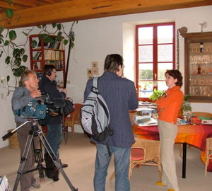 France 3  Aquitaine  L'équipe de France 3 Aquitaine conduite par Jean-François Meekel sur les traces d'Ancrage en Lot-et-Garonne. Ici en compagnie de Damira Titonel Asperti, grande figure de la résistance et fille d'immigrés italiens. Et à Sainte Livrade-sur-Lot sur les pas de Marianca et Guillaume Vlemmings venus de Hollande à la fin de leurs études, dans les années 70, pour lancer une entreprise agricole devenue prospère.