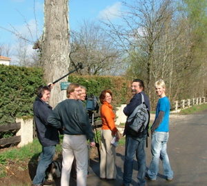 France 3  Aquitaine  L'équipe de France 3 Aquitaine conduite par Jean-François Meekel sur les traces d'Ancrage en Lot-et-Garonne. Ici en compagnie de Damira Titonel Asperti, grande figure de la résistance et fille d'immigrés italiens. Et à Sainte Livrade-sur-Lot sur les pas de Marianca et Guillaume Vlemmings venus de Hollande à la fin de leurs études, dans les années 70, pour lancer une entreprise agricole devenue prospère.