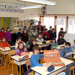 L'affiche rouge à Penne d'Agenais  Les élèves de l'école bilingue de Penne d'Agenais se penchent sur la mémoire des anciens combattants étrangers engagés dans la Résistance, lors de la Seconde Guerre Mondiale. Un travail conduit en partenariat avec Ancrage sous l'autorité de Frédéric Figeac leur instituteur . Des élèves d'autant  plus concernés que certains d'entre eux comptent dans leur famille des proches, grands-parents ou arrières grands-parents qui ont participé aux combats pour la liberté.