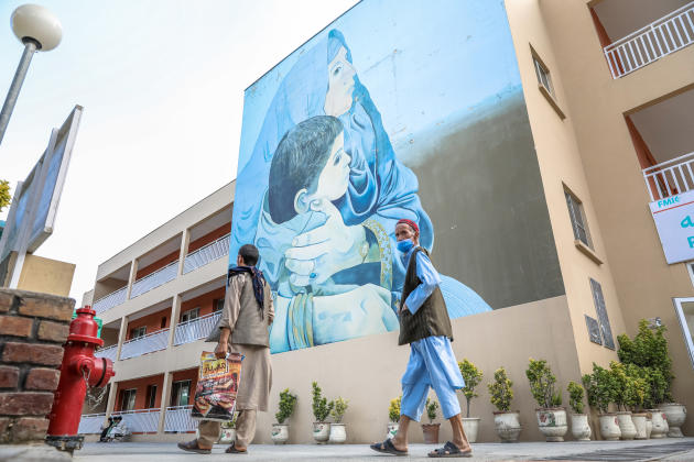 Kaboul, le 6 juin 2021. La façade de l’entrée de l’Institut médical français pour la mère et l’enfant (IMFE) est ornée d’une fresque d’une dizaine de mètres, symbole des lieux.
