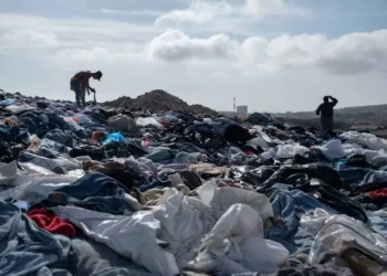 «Une scène apocalyptique» : le désert chilien, poubelle mondiale de la fast-fashion (Reporterre)