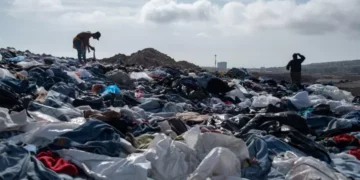 «Une scène apocalyptique» : le désert chilien, poubelle mondiale de la fast-fashion (Reporterre)